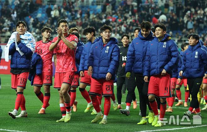 [대전=뉴시스] 조성우 기자 = 14일 오후 대전 유성구 대전월드컵경기장에서 열린 축구 국가대표팀 평가전 대한민국과 볼리비아의 경기, 한국 선수들이 2-0으로 승리한 뒤 그라운드를 돌며 팬들에게 인사하고 있다. 2025.11.14. xconfind@newsis.com