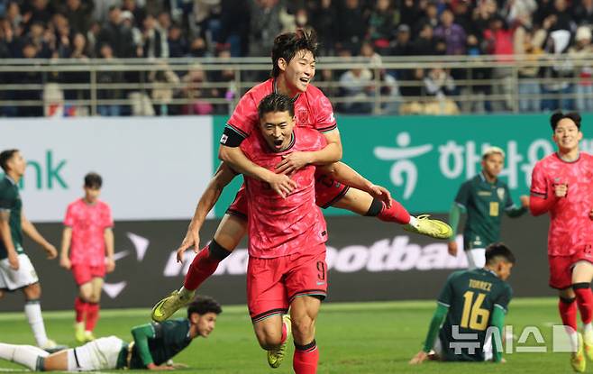 [대전=뉴시스] 강종민 기자 = 14일 오후 대전 유성구 대전월드컵경기장에서 열린 축구 국가대표팀 평가전 대한민국과 볼리비아의 경기에서 한국 조규성이 추가골을 넣은 뒤 기뻐하고 있다. 2025.11.14. ppkjm@newsis.com