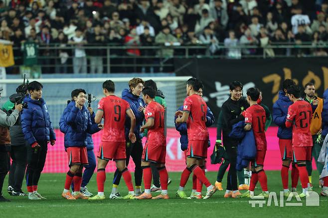 [대전=뉴시스] 조성우 기자 = 14일 오후 대전 유성구 대전월드컵경기장에서 열린 축구 국가대표팀 평가전 대한민국과 볼리비아의 경기, 한국이 2-0으로 승리한 뒤 기쁨을 나누고 있다. 2025.11.14. xconfind@newsis.com