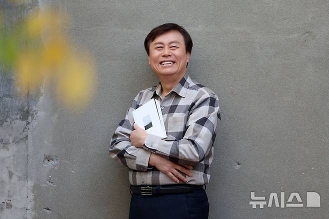 [서울=뉴시스] 박진희 기자 = 도종환 시인이 지난 12일 서울 중구 한 카페에서 인터뷰를 하고 있다. 시인은 최근 시집 '고요로 가야겠다'를 출간했다. 2025.11.15. pak7130@newsis.com