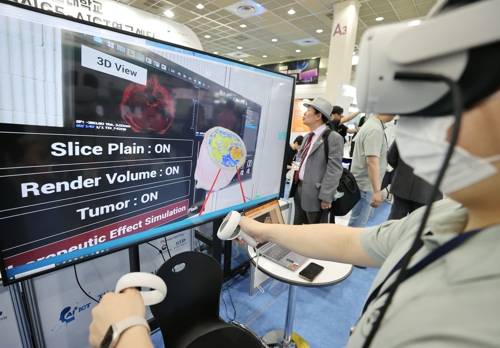 AR 활용한 진료 시연 [연합뉴스 자료사진]