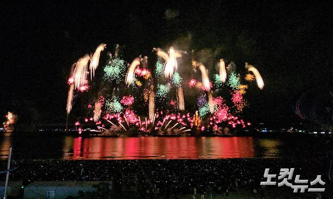 제20회 부산불꽃축제가 열린 15일 부산 광안대교를 배경으로 화려한 불꽃쇼가 펼쳐지고 있다. 김혜민 기자