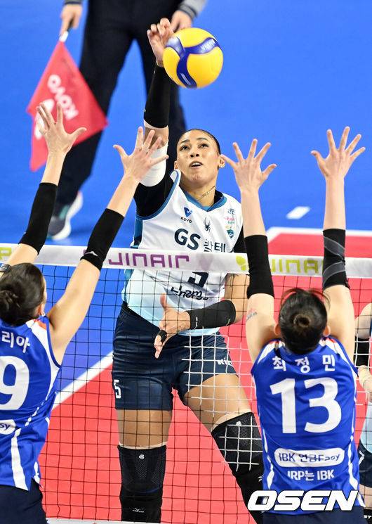 [OSEN=화성, 민경훈 기자] 14일 오후 경기 화성종합실내체육관에서 ‘진에어 2025~2026 프로배구 V리그’ 여자부 IBK기업은행 알토스와 GS칼텍스 서울KIXX의 경기가 열렸다.홈팀 IBK기업은행은 1승 5패 7위에, 어웨이팀 GS칼텍스는 3승 3패로 4위에 랭크되어 있다. 1세트 GS칼텍스 실바가 강타를 때리고 있다. 2025.11.14 / rumi@osen.co.kr