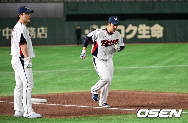 [OSEN=도쿄(일본), 조은정 기자]류지현 감독이 이끄는 대한민국 야구 대표팀이 14일 일본 도쿄돔에서 월드베이스볼클래식(WBC) 대비 한일 평가전을 앞두고 훈련을 가졌다. 한국 대표팀은 14일일 훈련을 하고 15일과 16일 일본과 두 차례 평가전을 치른다.최재훈이 훈련을 하고 있다. 2025.11.14 /cej@osen.co.kr