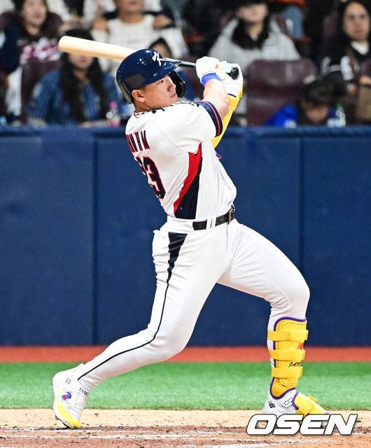[OSEN=고척, 조은정 기자]8일 서울 구로구 고척스카이돔에서 ‘2025 NAVER K-BASEBALL SERIES’ 대한민국 야구 대표팀과 체코 야구 대표팀의 경기가 열렸다.한국은&nbsp;8일과 9일 2025 K-베이스볼 시리즈 체코 대표팀과의 2경기를 시작으로&nbsp;15일과 16일 양일에 걸쳐 도쿄돔에서 일본 대표팀과 2경기를 치른다.&nbsp;3회말 1사 한국 안현민이 안타를 날리고 있다. 2025.11.08 /cej@osen.co.kr