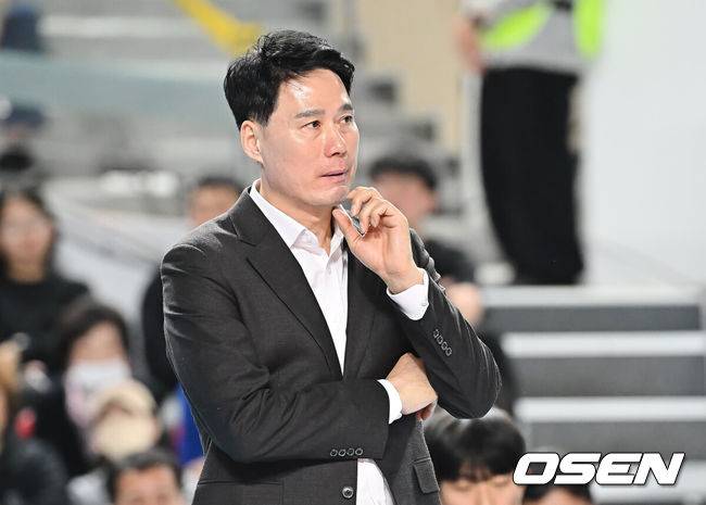 [OSEN=김천, 이석우 기자] 15일 김천실내체육관에서 진에어 2025-2026 V리그 여자부 한국도로공사와 현대건설의 경기가 열렸다. 6연승을 달리며 1위를 기록중인 한국도로공사가 현대건설과의 경기에서 연승을 이어갈지 기대된다.현대건설 강성형 감독이 1세트를 내주고 아쉬운 표정을 짓고 있다. 2025.11.15 / foto0307@osen.co.kr