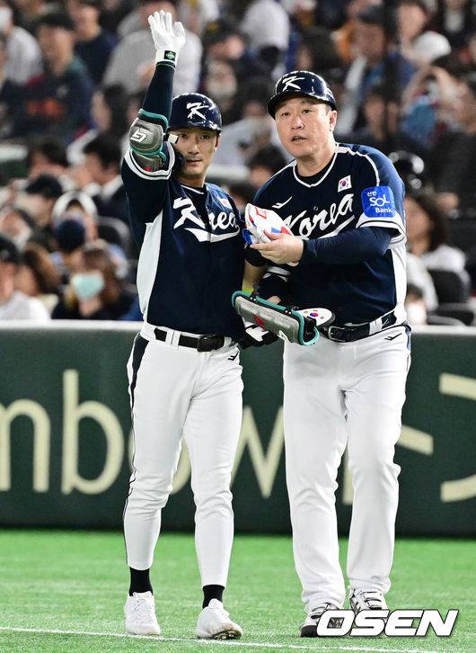 [OSEN=도쿄(일본), 조은정 기자]15일 일본 도쿄돔에서 ‘2025 NAVER K-BASEBALL SERIES’ 대한민국과 일본의 1차전 경기가 열렸다.한국은 곽빈, 일본은 소타니 류헤이를 선발투수로 내세웠다.6회초 무사에서 대한민국 신민재가 2루수 왼쪽 내야안타를 날리며 세리머니를 하고 있다. 2025.11.15. /cej@osen.co.kr