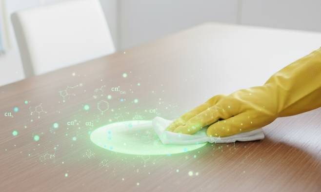 식탁을 물티슈로 닦는 모습. AI생성 이미지