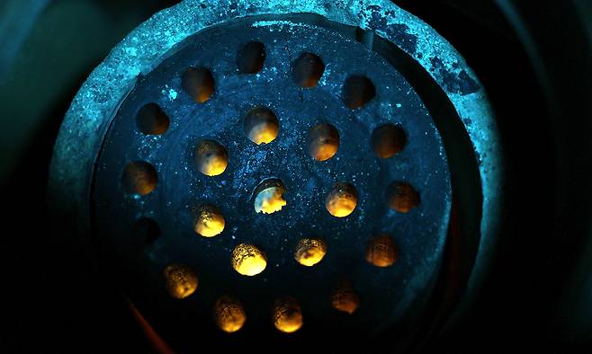 연탄이 아궁이에서 타고 있다. 아직도 연탄을 때는 동네, 서울 서대문구 홍제동 인왕산 자락의 개미마을 한 집에서 연탄이 열을 내고 있다. 산 아랫동네라 10월이면 춥다고 한다. 이르면 9월부터 연탄을 때기 시작한다.