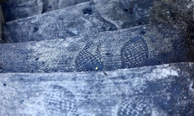 개미마을 한 집으로 향하는 계단에는 지워지지 않은 연탄재가 까맣게 묻어 있다. 계단에 남아 있는 사람 발자국이 유난히 도드라져 보인다.