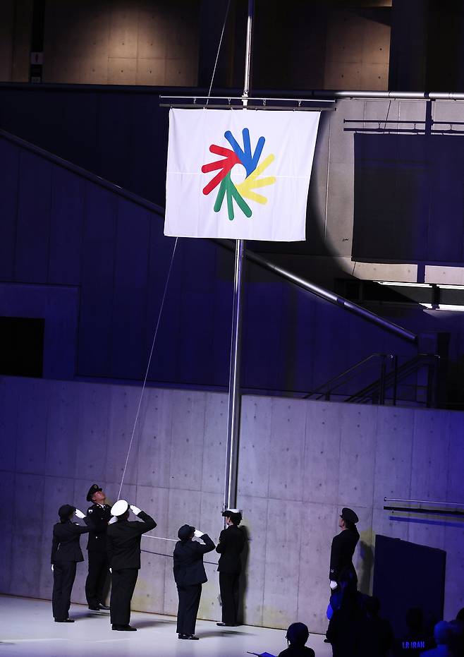 15일 일본 도쿄체육관에서 열린 2025 도쿄 데플림픽 개회식에서 대회기가 게양되고 있다.&nbsp;