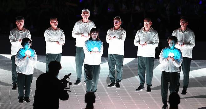 15일 일본 도쿄체육관에서 열린 2025 도쿄 데플림픽 개회식에서 주제공연(빛의 성화)이 펼쳐지고 있다