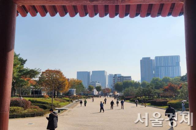 서울 종묘의 대문인 외삼문에서 바라본 바깥 풍경이다. 도로가 끝나는 곳의 왼쪽이 논란의 세운4구역인데 아직 빈터다. 왼쪽 멀리 보이는 건물이 높이 90m 수준으로, 훨씬 앞에 있는 세운4구역에 높이 145m 고층건물이 들어서면 아마 끝이 외삼문의 처마에 닿을 것으로 보인다. 앞서 최휘영 문화체육관광부 장관은 이를 두고 “하늘을 가린다”고 표현했다. 최수문기자