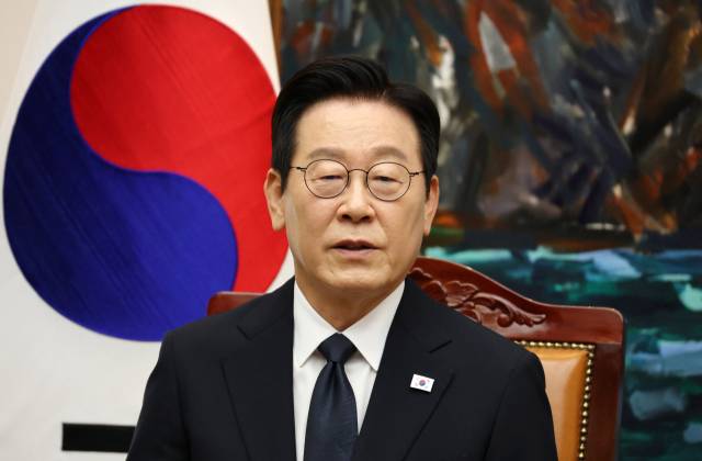 이재명 대통령이 2026년도 정부 예산안에 대한 시정연설을 하기 위해 서울 여의도 국회를 방문해 우원식 국회의장 등과 환담하고 있다. 오승현 기자