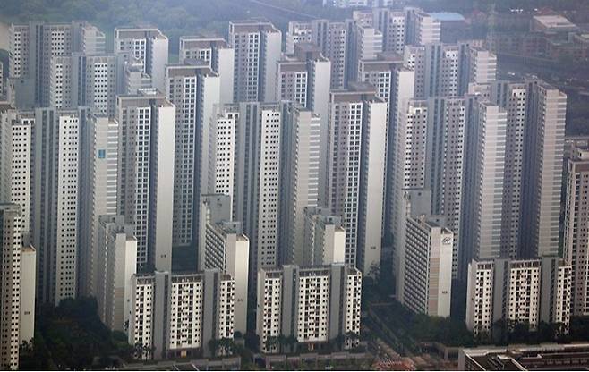 서울 송파구 롯데월드타워 전망대 서울스카이에서 바라본 헬리오시티 아파트 단지. 뉴스1