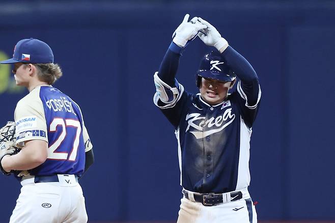 문현빈은 15일 도쿄돔서 열린 ‘K-베이스볼 시리즈’ 일본과 평가전 첫 번째 경기에서 7번타자 좌익수로 선발출전했다. 5회초 석연치 않은 판정으로 안타를 빼앗기며 아쉬움을 남겼다.｜뉴시스