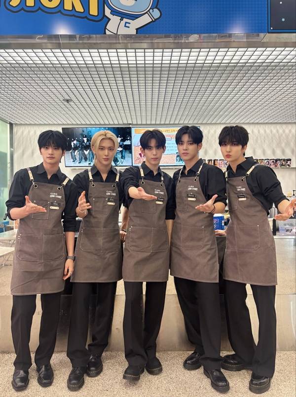 ▲ 14일 일일카페를 열고 수험생들을 응원한 나우즈. 제공|큐브엔터테인먼트