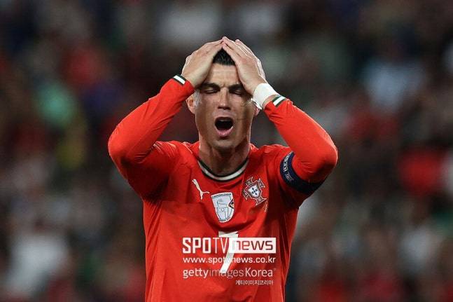 ▲ 호날두는 퇴장 이후 곧바로 대표팀 캠프를 떠난 것으로 알려졌다. 예선 마지막 경기는 이미 뛰지 못하지만, 그의 향후 운명이 결정되는 시점은 12월 초 개최될 FIFA 징계위원회 회의다. 이 회의에서 결정되는 징계 여부에 따라 호날두의 마지막 월드컵의 출발점이 완전히 달라지게 된다.