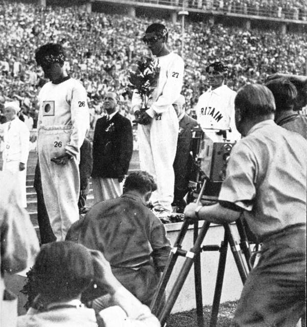 1936년 베를린 올림픽 마라톤 우승 이후 일장기를 가린 손기정 ⓒ손기정 기념재단
