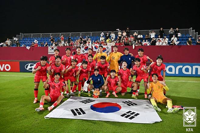 코트디부아르를 3-1로 꺾고 2025 국제축구연맹(FIFA) U-17 월드컵 조별리그를 무패로 통과한 대한민국 U-17 대표팀 선수들. /사진=대한축구협회 제공