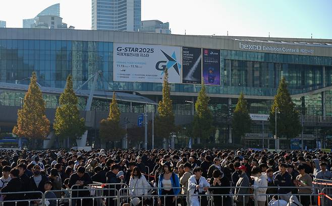 지스타 입장을 기다리며     (부산=연합뉴스) 김주환 기자 = 지스타 2025 개막 사흘째이자 처음으로 맞는 주말인 15일 오전 부산 해운대구 벡스코(BEXCO) 앞에 관람객들이 입장을 기다리고 있다. 2025.11.15 jujuk@yna.co.kr