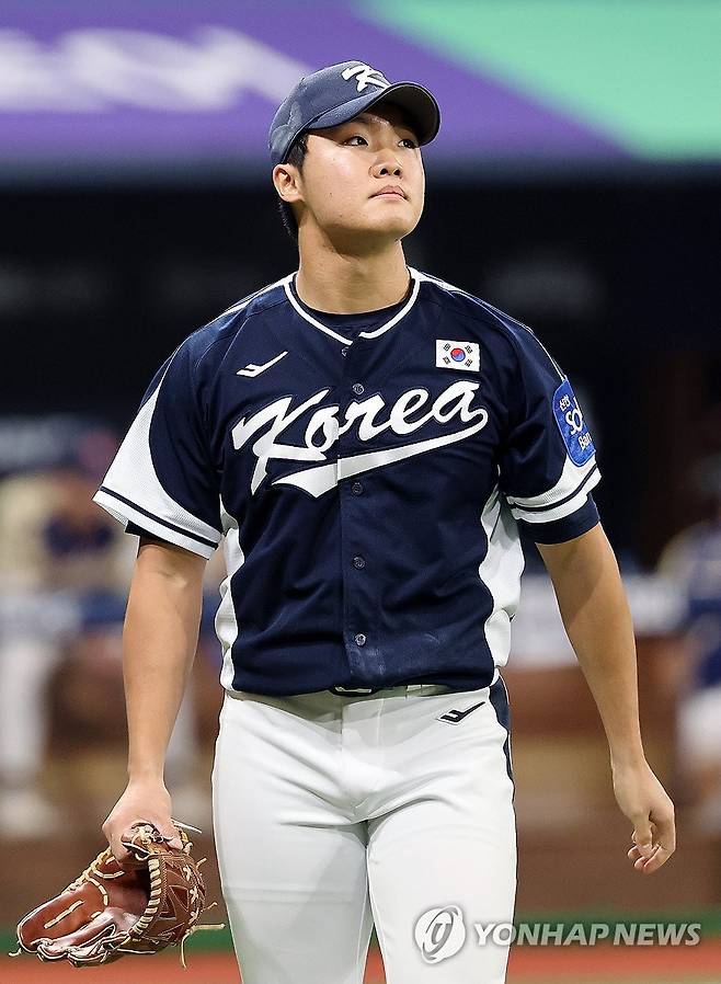 더그아웃 향하는 정우주 (서울=연합뉴스) 이동해 기자 = 9일 오후 서울 구로구 고척스카이돔에서 열린 '2025 네이버 K-BASEBALL 시리즈' 대한민국과 체코의 평가전.
    5회말 정우주가 등판, 이닝을 마무리 지은 뒤 더그아웃으로 향하고 있다. 2025.11.9 eastsea@yna.co.kr