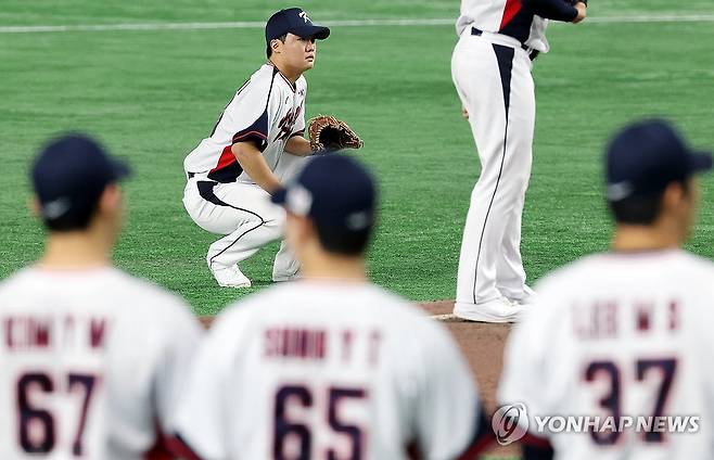 정우주, 훈련 집중 (도쿄=연합뉴스) 이동해 기자 = 정우주가 13일 일본 도쿄돔에서 열린 첫 훈련엣 투수조 동료들의 훈련을 돕고 있다.  2025.11.13 eastsea@yna.co.kr