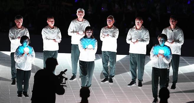 도쿄 데플림픽 개회식, '빛의 성화' 공연 (서울=연합뉴스) 15일 일본 도쿄체육관에서 열린 2025 도쿄 데플림픽 개회식에서 빛의 성화를 주제로 공연이 펼쳐지고 있다. [대한장애인체육회 제공. 재판매 및 DB금지]