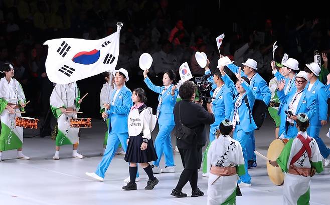 2025 도쿄 데플림픽 개회식에서 입장하는 한국 선수단 (서울=연합뉴스) 15일 일본 도쿄체육관에서 열린 2025 도쿄 데플림픽 개회식에서 기수 이덕희와 대한민국 선수단이 입장하고 있다. [대한장애인체육회 제공. 재판매 및 DB금지]