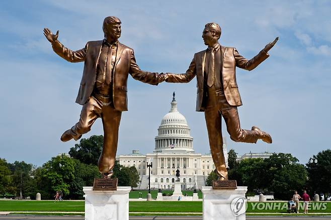 작품명 '영원한 우정'…트럼프 대통령과 성범죄자 엡스타인의 과거 친분을 조롱하는 동상 [AP 연합뉴스. 재판매 및 DB 금지]