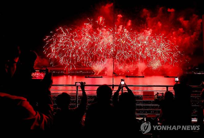 불꽃을 담아라 (부산=연합뉴스) 손형주 기자 = 15일 오후 부산 광안리해수욕장 일대에서 열린 제20회 부산 불꽃축제에서 화려한 불꽃이 가을 밤바다를 수놓고 있다. 2025.11.15 handbrother@yna.co.kr
