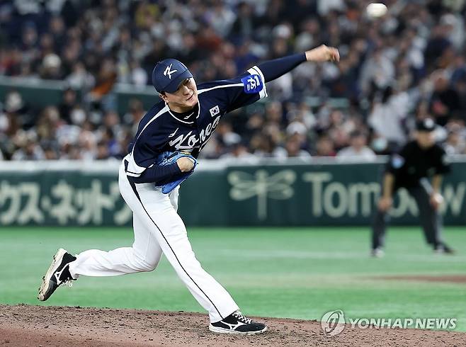 마운드 이어받은 김건우 (도쿄=연합뉴스) 이동해 기자 = 15일 일본 도쿄돔에서 열린 2025 K베이스볼 시리즈 대한민국과 일본의 평가전. 6회말 김건우가 역투하고 있다. 2025.11.15 eastsea@yna.co.kr