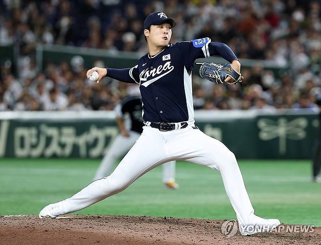 8회 마운드 오른 이민석 (도쿄=연합뉴스) 이동해 기자 = 15일 일본 도쿄돔에서 열린 2025 K베이스볼 시리즈 대한민국과 일본의 평가전. 8회말 이민석이 역투하고 있다. 2025.11.15 eastsea@yna.co.kr