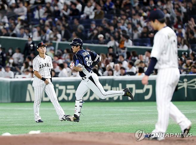 송성문의 달아나는 솔로홈런 (도쿄=연합뉴스) 이동해 기자 = 15일 일본 도쿄돔에서 열린 2025 K베이스볼 시리즈 대한민국과 일본의 평가전. 4회초 무사 주자없는 상황에서 송성문이 솔로홈런을 쏘아올린 뒤 그라운드를 돌고 있다. 2025.11.15 eastsea@yna.co.kr