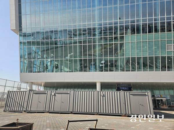 700억원을 들인 평택당진항 국제여객터미널 건물 앞에 화물포장 등 용도의 임시 컨테이너가 설치돼 있다. 관련업계의 지적을 무시한 ‘예견된 문제’로 국제 관문항의 품격을 떨어뜨리고 있다. 2025.11.16 평택/김종호기자 kikjh@kyeongin.com
