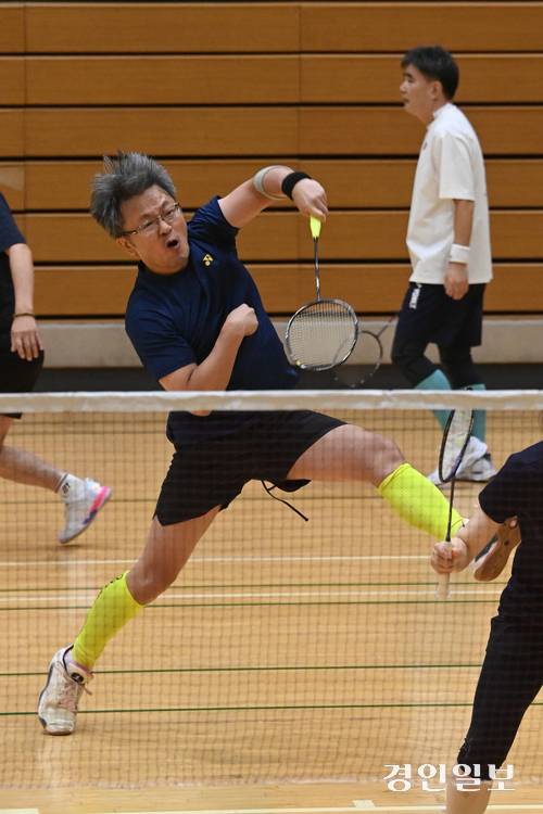 15일 과천시 과천시민회관 대체육관에서 열린 ‘2025 과천시·경인일보 생활체육 전국 배드민턴대회’에서 선수들이 강한 스매시를 날리며 치열한 경기를 펼치고 있다. 2025.11.15 /취재팀