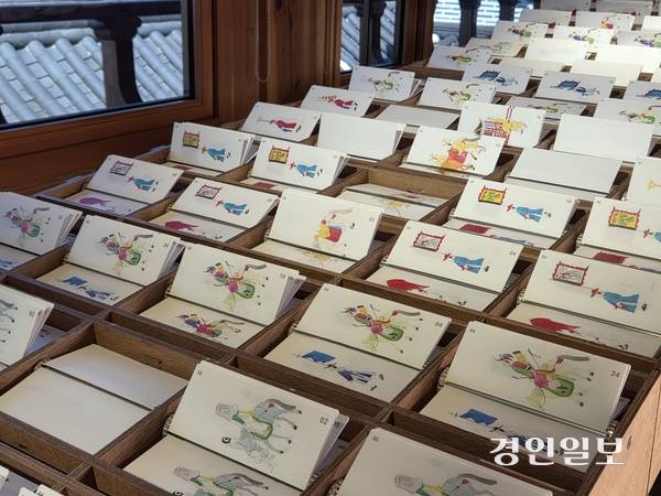 수원시미디어아트센터 3층 전시실에 자리한 작품 꿈의 행차. 2025.10.28 /이시은기자see@kyeongin.com