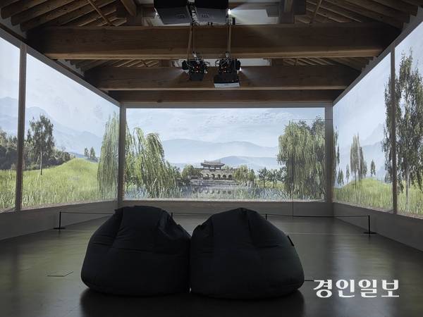 미디어아트 작품 새빛의 숲. 빛과 소리가 감각을 자극하는 공간에서 수원의 과거와 현재, 미래를 만날 수 있는 작품이다. 2025.10.28 /이시은기자see@kyeongin.com