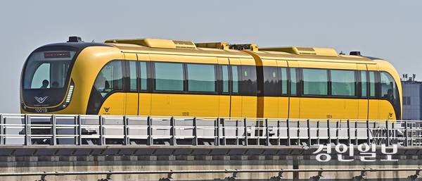 인천국제공항 자기부상열차가 운행재개 한달 만인 16일 오후 인천공항 제1여객터미널 교통센터에서 용유역 방면으로 출발하고 있다. 자기부상열차는 중단된 지 3년여 만인 지난달 17일 운행을 재개했다. 2025.11.16 /조재현기자 jhc@kyeongin.com
