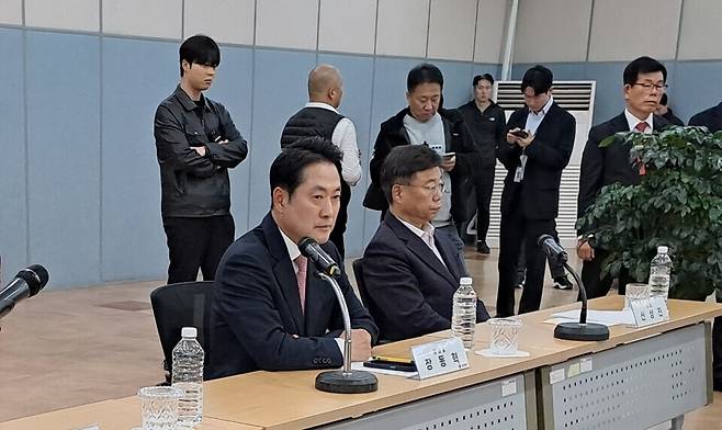 ▲ 지난 14일 성남도시개발공사 1층 대회의실에서 열린 '대장동 개발비리 항소포기 규탄 현장 간담회'에 참석한 신상진 성남시장과 국민의힘 장동혁(왼쪽) 대표가 대장동 주민의 검찰 항소 포기 규탄 목소리를 듣고 있다. /김규식 기자 kgs@incheonilbo.com