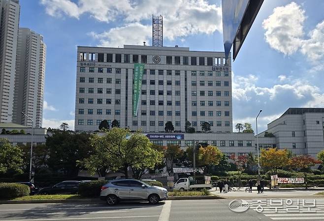 부천시청사 주변으로 붉게 물든 가을단풍이 운치를 자아낸다. 박영재기자