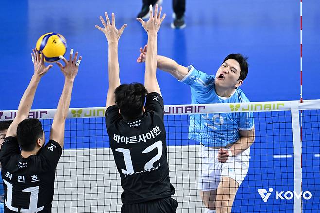 16일 충남 천안유관순체육관에서 열린 V리그 현대캐피탈과의 원정경기서 대한항공 정지석이 스파이크를 시도하고 있다. 사진=한국배구연맹