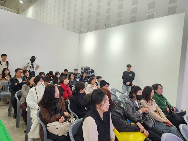 ▲ 대전 K아트페어에서 진행된 아트토크에 관객들이 몰려있다. 사진=김지현 기자
