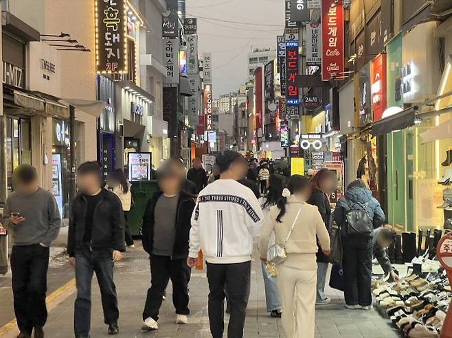 2026학년도 대학수학능력시험이 끝난 뒤 맞은 15일 첫 주말 금남로, 광주 도심 상권이 모처럼 활기를 되찾았다. /박건우 기자