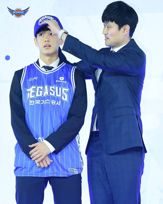 강혁 대구 한국가스공사 페가수스 감독이 삼일고 가드 양우혁에게 가스공사 모자를 씌워주고 있다. 가스공사 SNS 제공