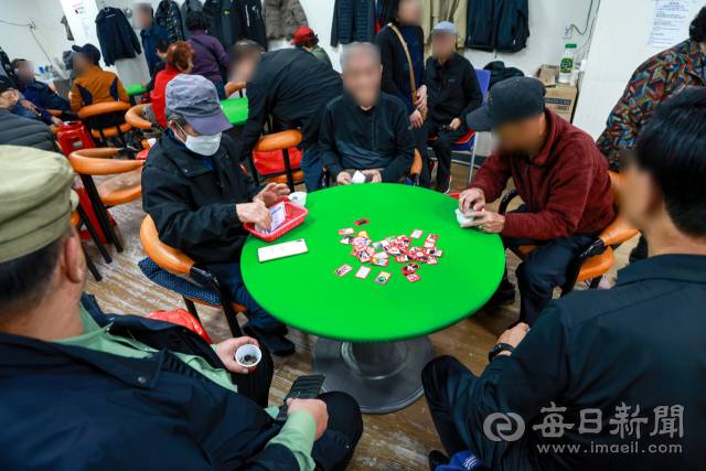 11일 대구 중구 포정동 한 불법도박장에서 노인들이 화투를 치고 있다. 안성완 기자 asw0727@imaeil.com