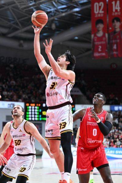 창원 LG 칼 타마요가 정관장과의 경기에서 골밑 슛을 시도하고 있다. 연합뉴스