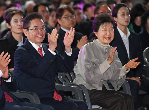 박근혜 전 대통령이 지난 14일 구미에서 열린 박정희 대통령 탄신 108돌 행사에서 이철우 경북도지사와 박수를 보내고 있다. 사진=경북도 제공