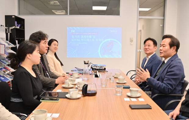 김학홍 경상북도 행정부지사가 지난 12일 헝가리 KOTRA를 찾아 경북기업들의 해외진출 등을 논의하고 있다. 사진=경북도 제공