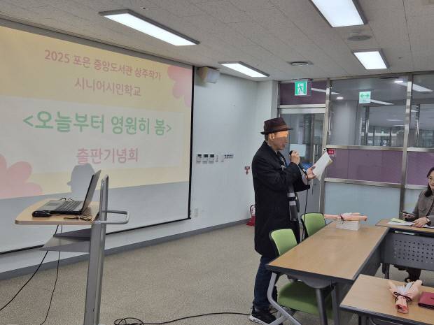 51년생 최고령자 유재철씨가 자신의 창작시 '은행나무 브라보'를 낭독하고 있다. 사진=우예주 기자